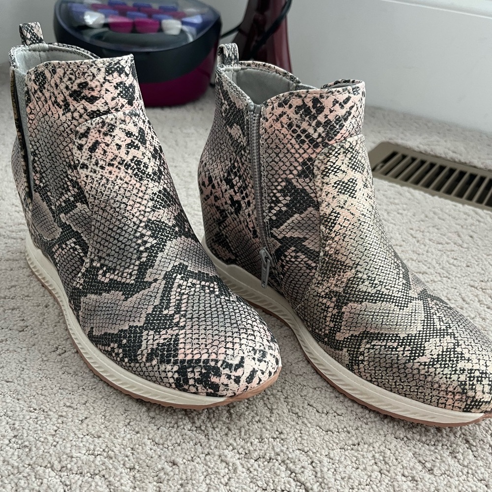 Snake skin pull on sneakers